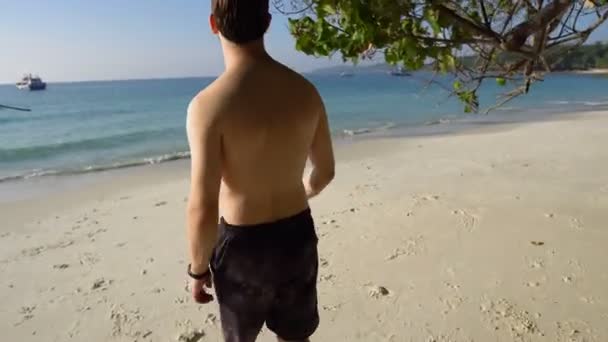 Mann Urlaub Fotografiert Tropischen Strand Und Ozean Mit Smartphone — Stockvideo