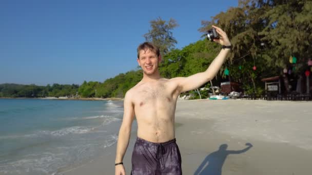 Young Social Media Influencer Rozmowa Kamerą Nagrywanie Wideo Tropical Beach — Wideo stockowe