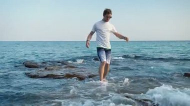 Sivri Su Kayalıklarında Yürüyen Turist Tropikal Ada 'nın Okyanus Kıyısı