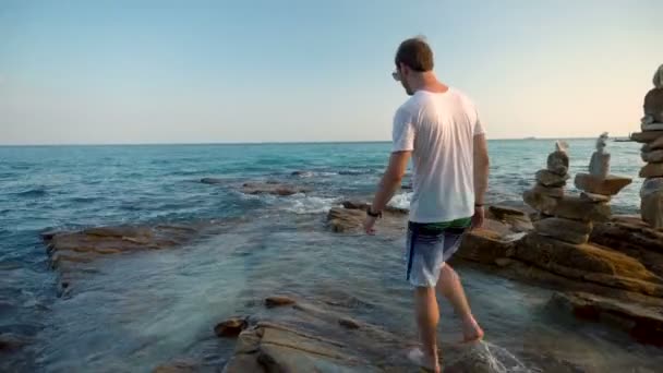 Jeune Homme Marchant Sur Des Rochers Peu Profonds Bord Océan — Video