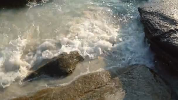 Ηρεμία Κύματα Συντριβή Βράχους Της Ακτογραμμής Tropical Island — Αρχείο Βίντεο