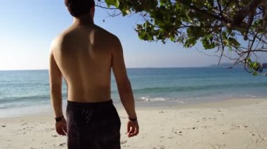 Gimbal, Tropikal Sahilden Okyanus Sularına Yürüyen Adam 'ın Çekimini İzle