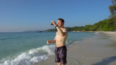 İçerik Oluşturucu ve Sosyal Medya Etkileyicisi Seyahat Vlog 'u için Kamera ile Konuşuyor
