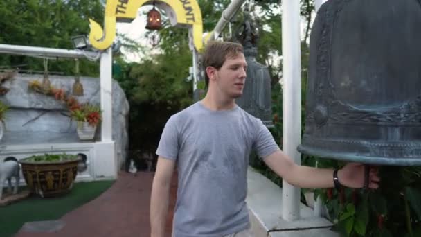 Traveller Hitting Bells Thai Temple Bangkok Golden Mountain Temple — 图库视频影像