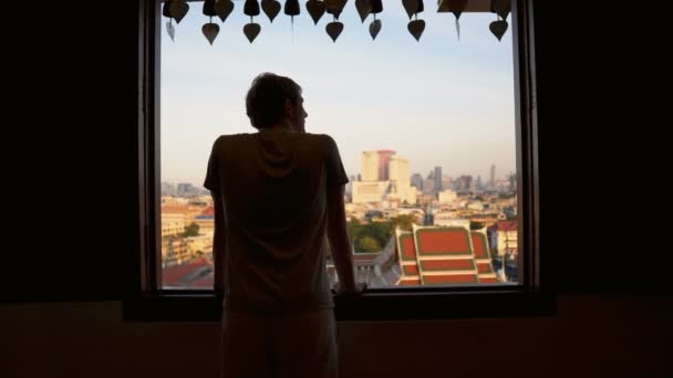 Tourist Looking Bangkok Ταϊλάνδη Πόλη Skyline Μέσω Ναού Παράθυρο — Αρχείο Βίντεο
