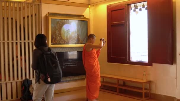 Monge Budista Robe Laranja Tirando Fotos Com Câmera Digital Templo — Vídeo de Stock