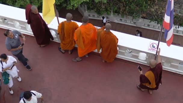 Thaise Monniken Met Moderne Smartphones Bij Temple Bangkok Thailand November — Stockvideo