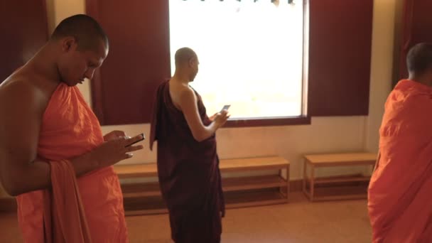 Monjes Budistas Tomando Selfies Mensajes Texto Teléfonos Inteligentes Modernos Templo — Vídeos de Stock