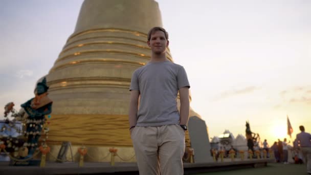 Retrato Joven Mochilero Templo Tailandés — Vídeos de Stock