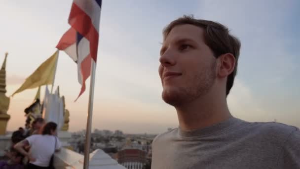 Voyageur Caucasien Temple Thaïlandais Avec Grand Stupa Temple Montagne Bangkok — Video