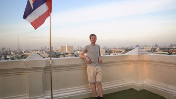 Ritratto Bel Giovane Viaggiatore Tempio Tailandese Con Bangkok City Sullo — Video Stock