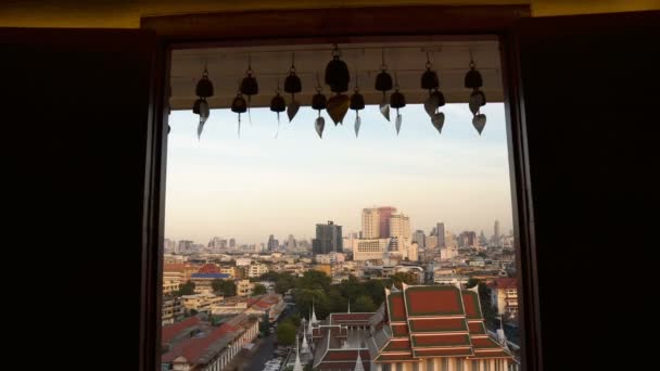 Bangkok Città Vecchia Skyline Visto Attraverso Finestra Del Tempio Sulla — Video Stock