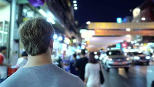 Turista Caminando Por Bangkok Chinatown Por Noche — Vídeos de Stock