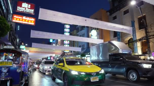 泰国曼谷中国城区主干道的塔克塔克和出租车 2019年11月 — 图库视频影像