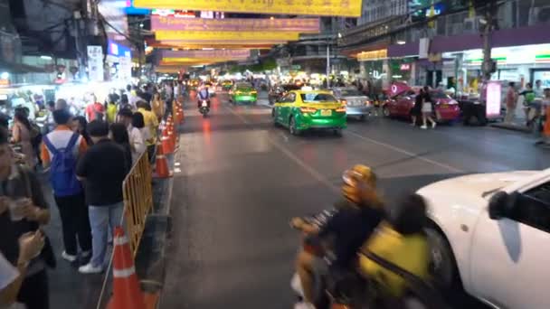 Gimbal Ángulo Alto Caminando Por Ciudad China Por Noche Bangkok — Vídeos de Stock