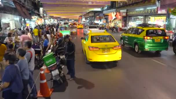 Camminare Cina Notte Con Traffico Street Food Cartelli Neon Bangkok — Video Stock