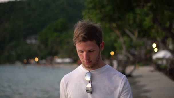 Retrato Joven Empresario Milenario Exitoso Con Camisa Blanca Caminando Playa — Vídeos de Stock