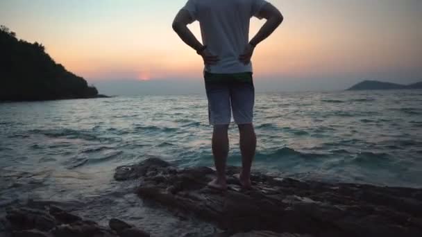 Genç Adam Güneş Doğmadan Önce Tropikal Deniz Bakarken Okyanus Kıyısında — Stok video