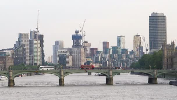 London Westminster Bridge Modern Felhőkarcolókkal Háttérben Timelapse — Stock videók