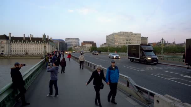 Westminster Bridge Tourists Robienie Zdjęć Zachodzie Słońca Londynie Czerwiec 2019 — Wideo stockowe