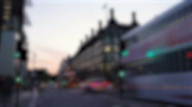 Londra 'nın merkezinde, günbatımında trafiğin bulanık silüeti