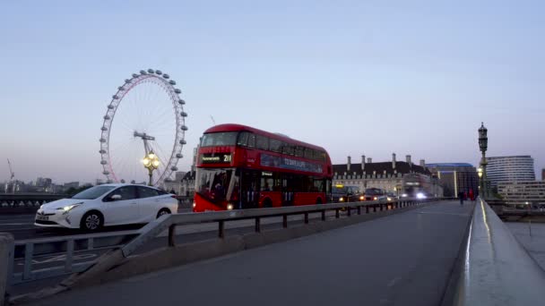 西敏寺大桥在伦敦的夜景和国会大厦背景4K中的时间 犹他州 2019年6月 — 图库视频影像