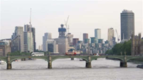 Bulanık Londra Westminster Köprüsü Arkaplan Zaman Çizelgesinde Modern Gökdelenler — Stok video