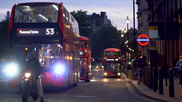 Dubbeldekker Bussen Avondspits Verkeer Het Centrum Van Londen Verenigd Koninkrijk — Stockvideo