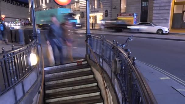 Piccadilly Circus Metro Stasyonunun Londra Daki Gecesi Haziran 2019 — Stok video