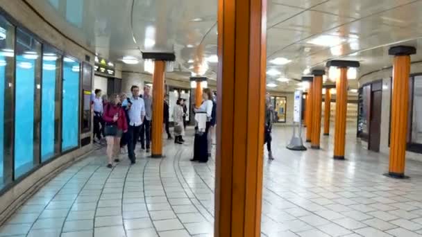 Μέσα Στο Σταθμό Piccadilly Circus Του Μετρό Στο Λονδίνο Ηνωμένο — Αρχείο Βίντεο