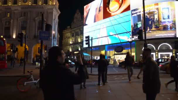 Exhibición Publicitaria Piccadilly Circus Multitudes Personas Por Noche Londres Reino — Vídeos de Stock