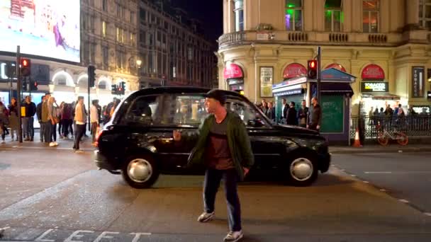 Hombre Borracho Insultando Grupo Personas Luego Pateando Linternas Centro Londres — Vídeos de Stock