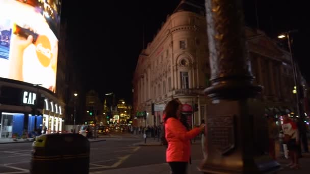 ピカデリーサーカスの広告ディスプレイと夜の人々の群衆 ロンドン 6月2019 — ストック動画