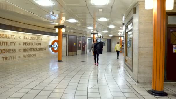 Εσωτερικός Κυκλικός Σταθμός Piccadilly Circus Του Μετρό Στο Λονδίνο Ηνωμένο — Αρχείο Βίντεο