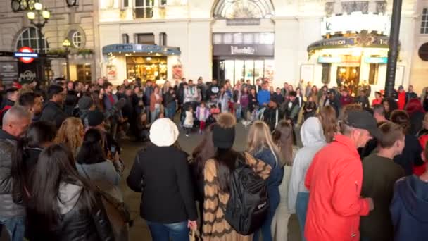 Foule Est Rassemblée Autour Des Artistes Rue Londres Royaume Uni — Video