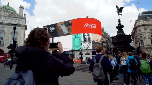 Large Advertisement Video Wall Piccadilly Circus London June 2019 — 비디오