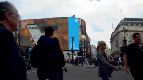 Mensen Zoek Naar Grote Twitter Advertentie Video Wall Van Piccadilly — Stockvideo