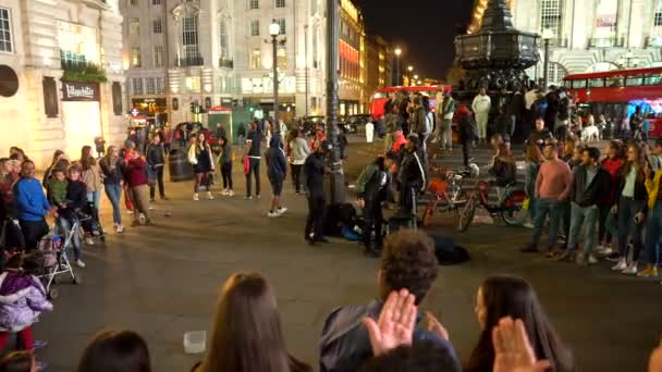 Street Performer Hyping Crowd Piccadilly Circus Londres Royaume Uni Juin — Video