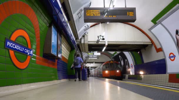 Metrotrein Arriveert Metrostation Piccadilly Circus Londen Verenigd Koninkrijk Juni 2019 — Stockvideo