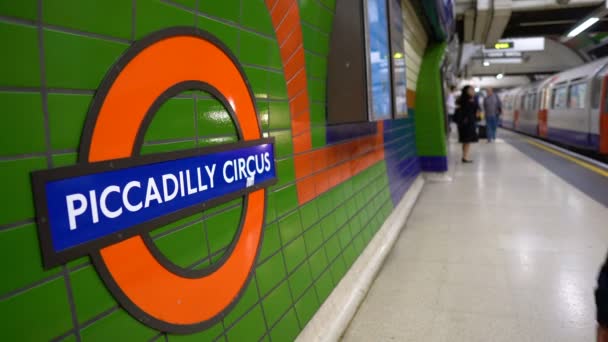 ピカデリー サーカス地下鉄駅 ロンドンでサイン 6月2019 — ストック動画