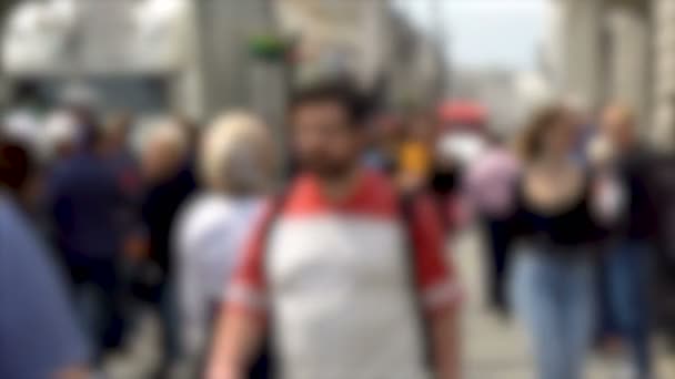 Anonymous Blurry Crowd Caucasian Pedestrians Summerly Clothes Walking Sidewalk — стокове відео