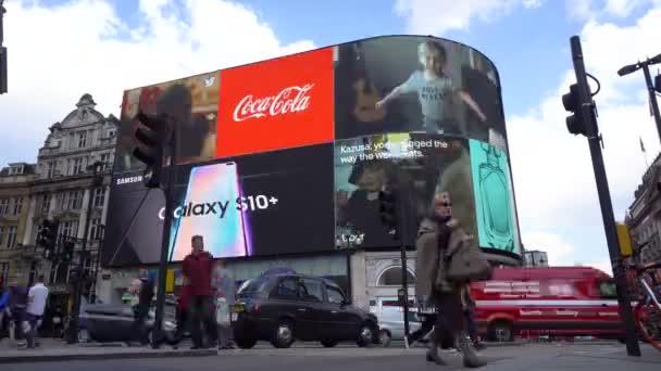Konsum Und Materialismuskonzept Große Videowand Mit Werbung Verschiedener Marken London — Stockvideo