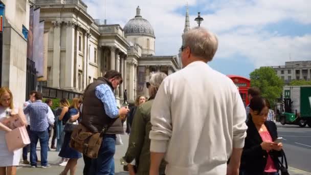 许多行人在位于伦敦市中心特拉法加广场的人行道上行走 2019年6月 — 图库视频影像