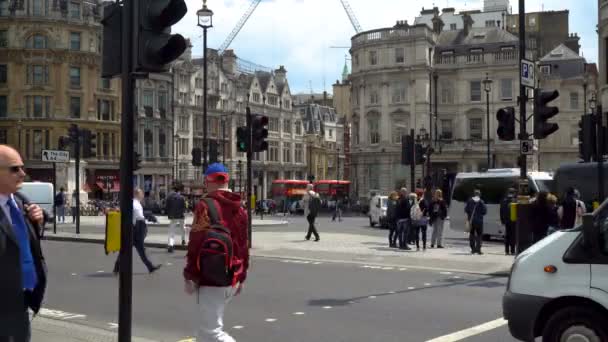 Timelapse Busy London Pedestrians Crossing Road Double Deceker Buses Driving — 비디오