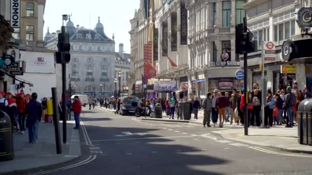 Busy Street Scene Crowds People Walking Leicester Square Londen Verenigd — Stockvideo