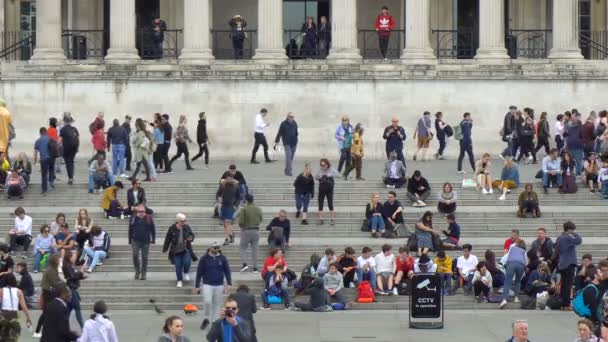 Londra Turistlerinin Şehri Gezmesi Londra Daki Trafalgar Meydanı Ndaki Merdivenlerde — Stok video