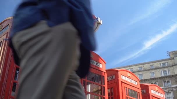 Londra Dört Kırmızı Telefon Kulübesi Yeraltı Stasyonu Tabelası Haziran 2019 — Stok video