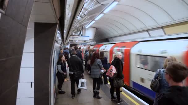 Metro Train Arriving Crowd Commuters Entering Busy Rush Hour Londres — Vídeo de Stock