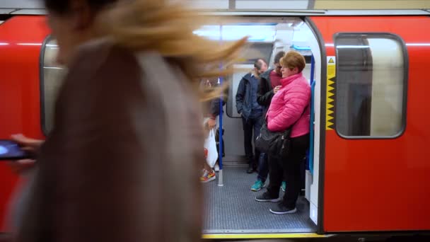 Tube Door Closing Train Departing London 2019年6月 — ストック動画