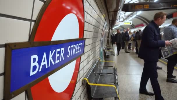ベイカー ストリート地下鉄駅 ロンドンにサイン 6月2019 — ストック動画